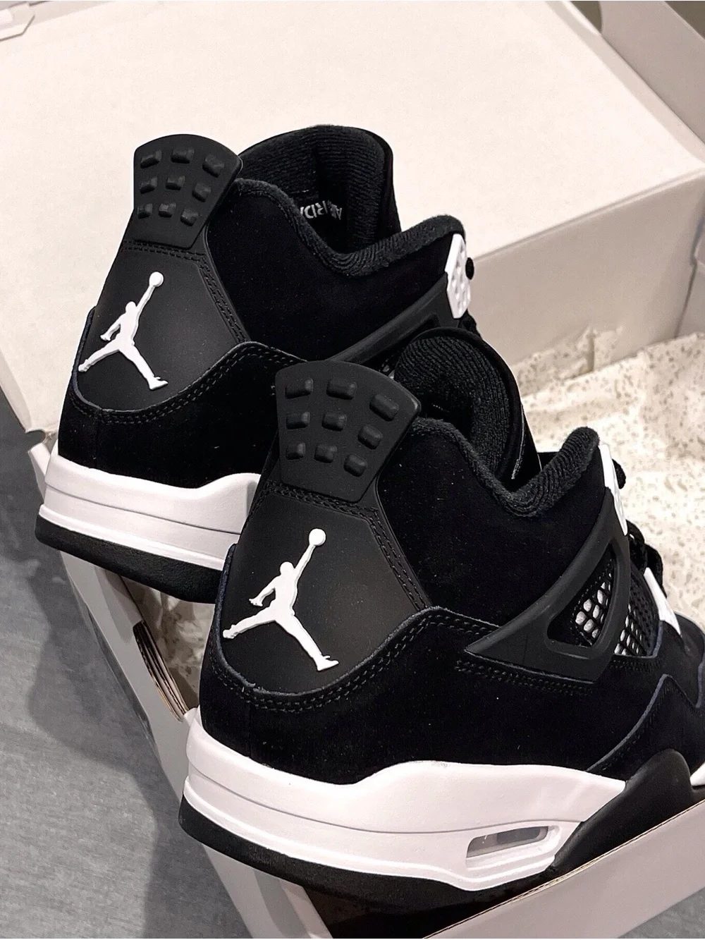 Air Jordan 4 Retro White Thunder.
